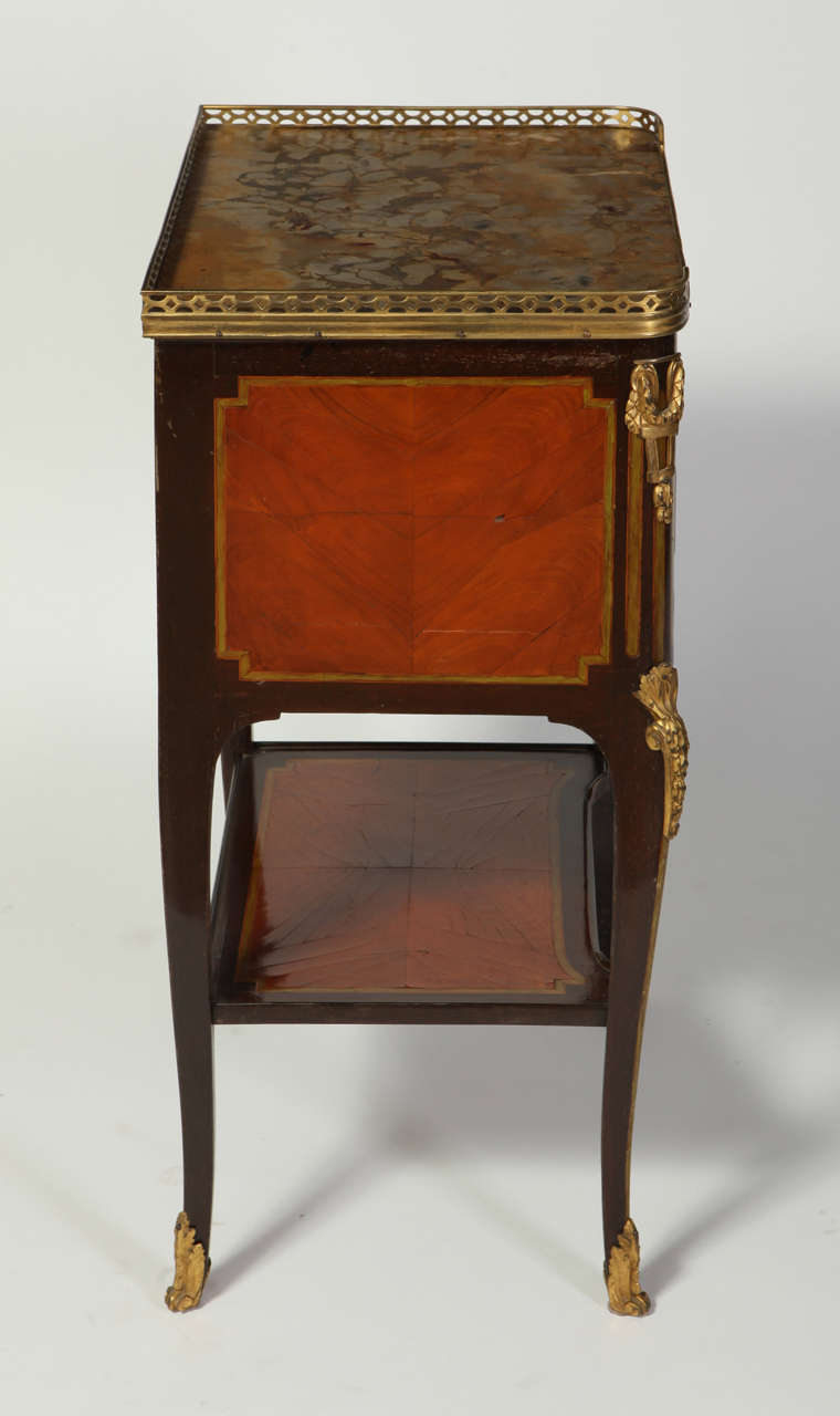 Ein feines Französisch   Vergoldete Bronze montiert  „Ecrire“-Tisch (Louis XV.) im Angebot